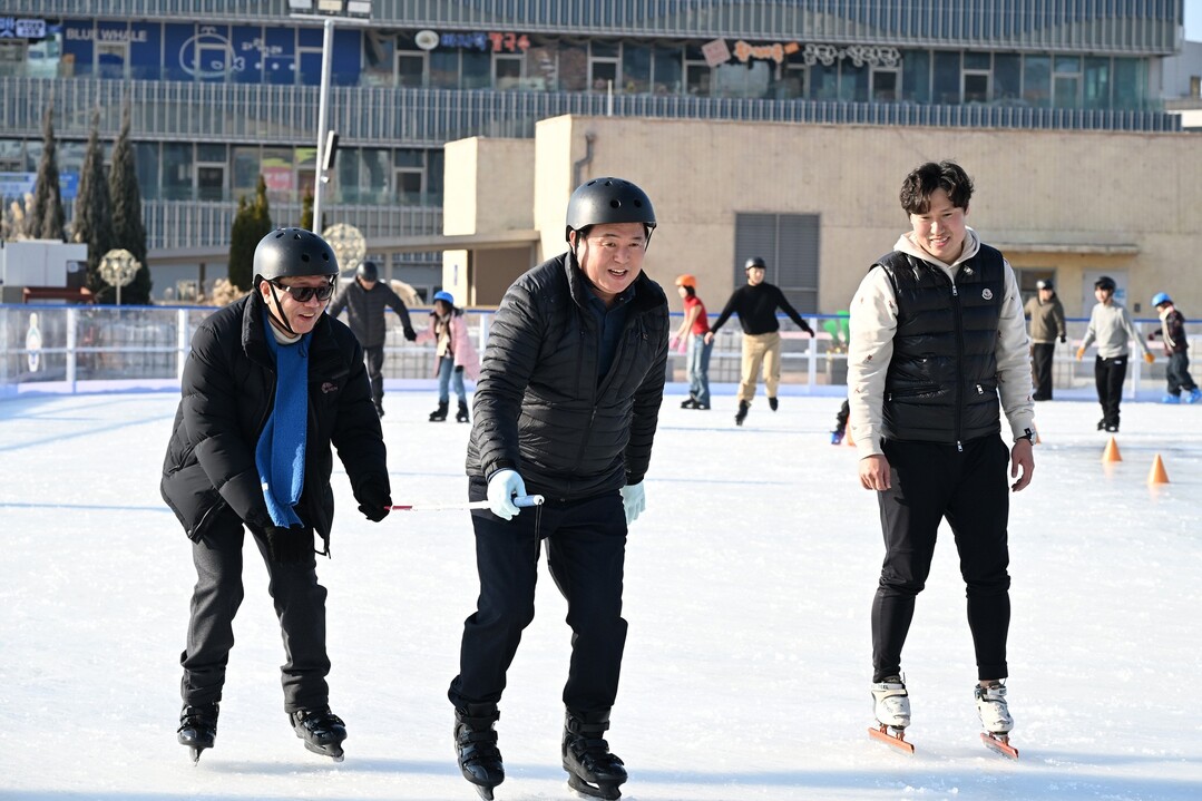 시흥 거북섬 야외 아이스링크에서 펼쳐진 ‘동행의 스케이트’