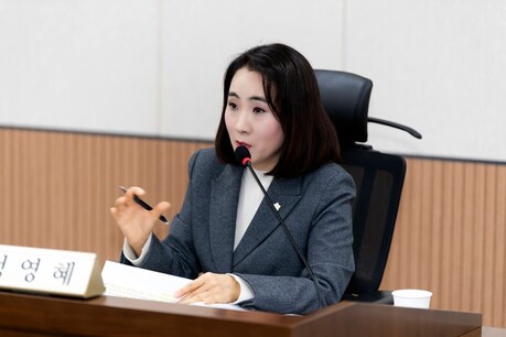 늦은 밤 다시 펼친 4년치 행정자료... 김포시의원 정영혜 의원의 기록