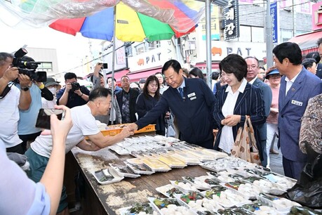 시장 골목 누비며 장보고, 상인 손잡고...신동화 구리시장의 ‘민생 행보’